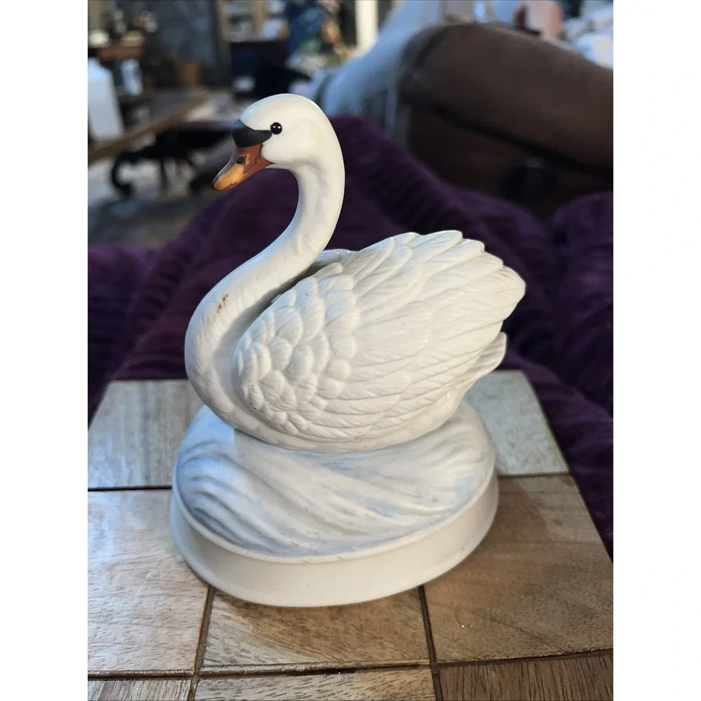 GIFT OF GORHAM PORCELAIN SWAN MUSIC BOX MADE JAPAN PLAYS 